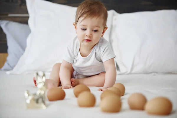 Niña Interesada Divirtiéndose Con Huevos —  Fotos de Stock