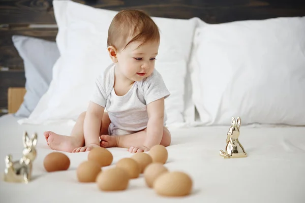 Bebé Jugando Con Huevo Cama —  Fotos de Stock