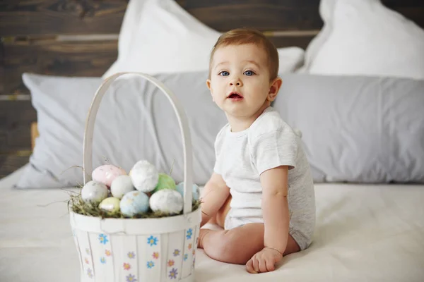 イースター卵のバスケットかわいい赤ちゃん女の子 — ストック写真
