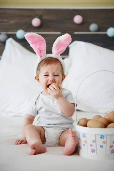 Bebé Llorando Comiendo Huevo Cama — Foto de Stock