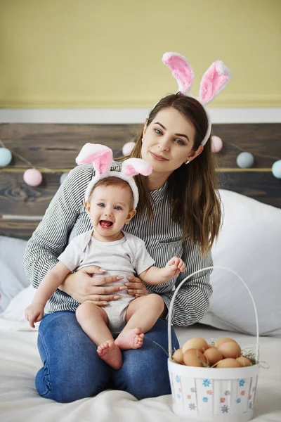 Retrato Mamá Bebé Celebrando Pascua Cama —  Fotos de Stock