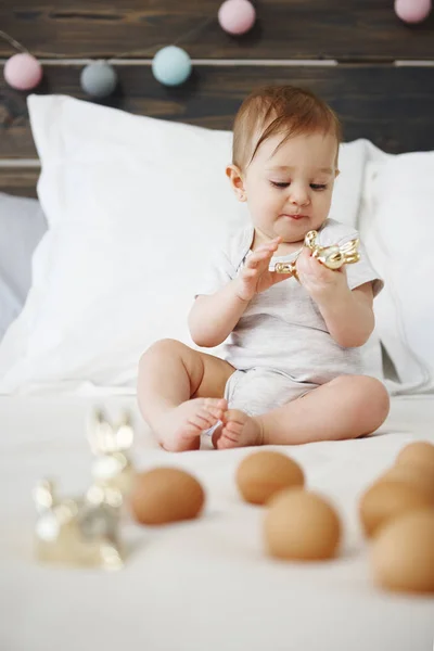 Baby Spielt Mit Spielzeug Auf Dem Bett — Stockfoto