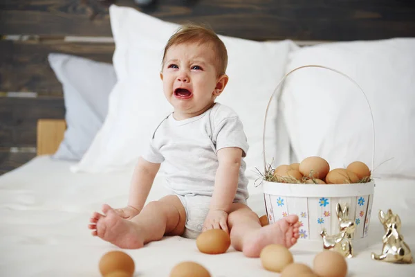 Bebé Llorando Celebrando Mañana Pascua Cama —  Fotos de Stock