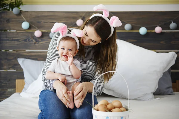 Máma Dítě Dívka Slaví Velikonoční Ráno Posteli — Stock fotografie