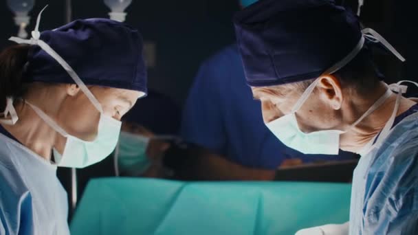 Discussione Due Chirurghi Durante Intervento Grave — Video Stock