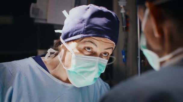 二つの外科医が手術台の上の会話を作る — ストック動画