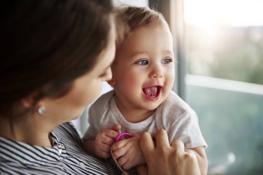 Sevgi dolu anne bebek kızı sarılma