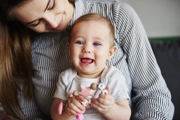 Madre Cariñosa Abrazando Hijita — Foto de Stock