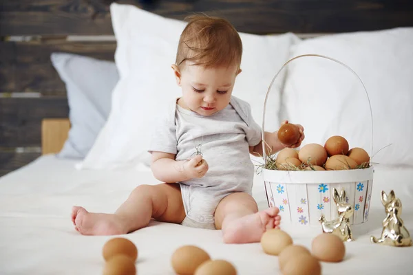 Bebé Con Cesta Pascua Huevos —  Fotos de Stock