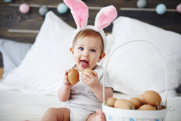 ウサギの衣装を着ているかわいい赤ちゃん — ストック写真