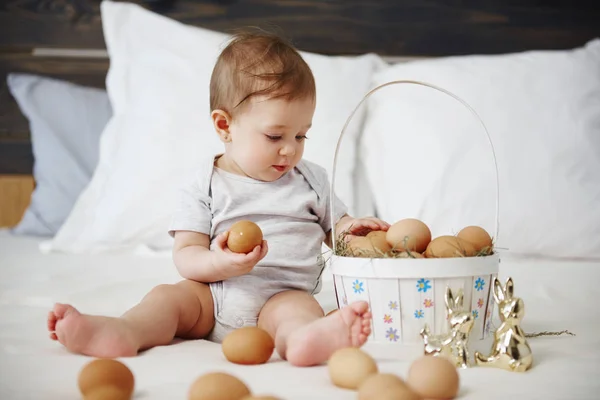 Niño Poniendo Huevos Cesta Pascua —  Fotos de Stock