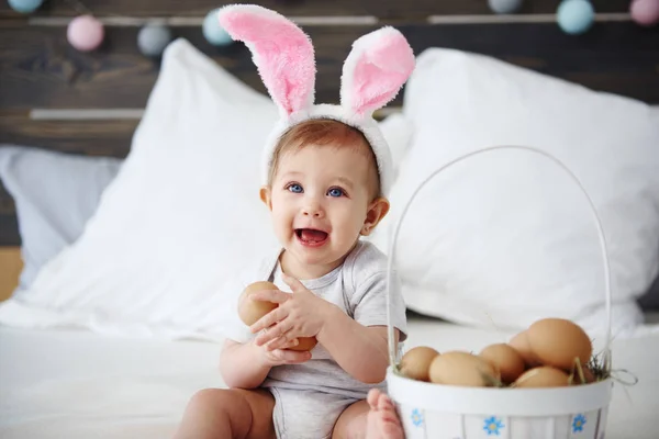 Porträtt Baby Med Bunny Öron Håller Ägg — Stockfoto