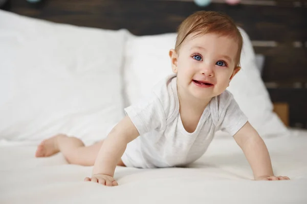 Retrato Bebê Rastejando Cama — Fotografia de Stock