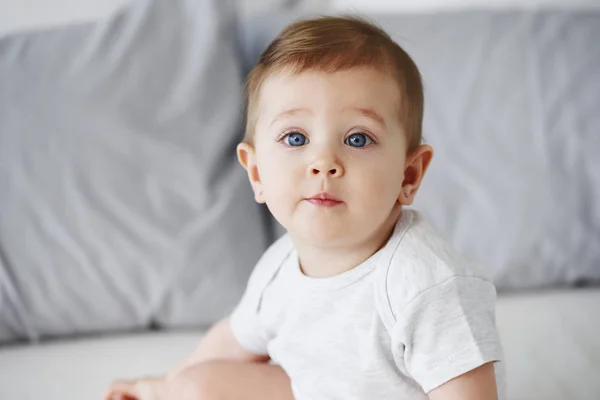 Tournage Bébé Fille Mignonne Regardant Caméra — Photo