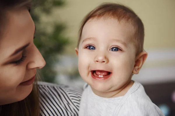Bonito Bebê Menina Mostrando Seus Dentes Decíduos — Fotografia de Stock