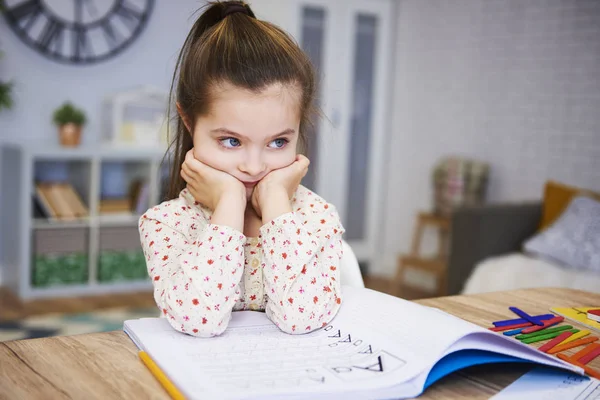 Verveeld Verdrietig Meisje Huiswerk Thuis — Stockfoto