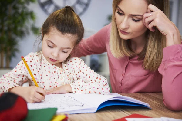 Mère Concentrée Aidant Enfant Faire Ses Devoirs — Photo