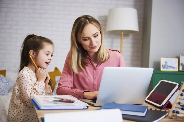 Junge Mutter Arbeitet Von Hause Mit Tochter — Stockfoto