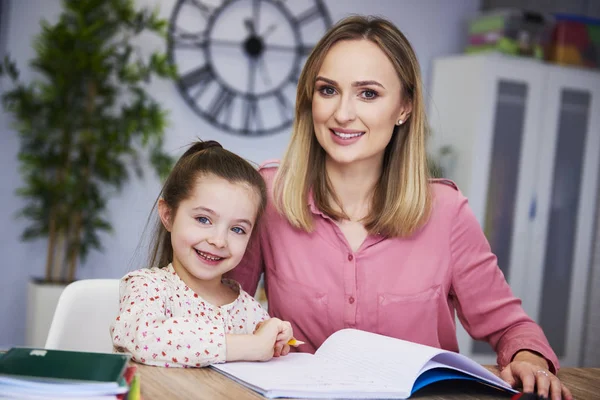 Porträt Einer Lächelnden Mutter Und Ihres Kindes Bei Den Hausaufgaben — Stockfoto