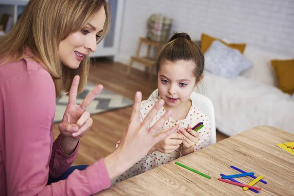 Junge Mutter Bringt Kind Hause Das Zählen Bei — Stockfoto