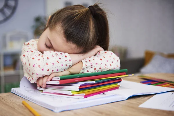 Müdes Und Gelangweiltes Kind Schläft Auf Büchern — Stockfoto