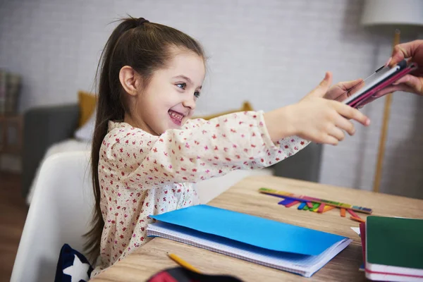 Menina Feliz Terminando Seu Dever Casa Alcançando Para Tablet — Fotografia de Stock