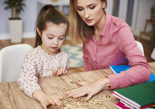 Niño Enfocado Aprendiendo Alfabeto — Foto de Stock