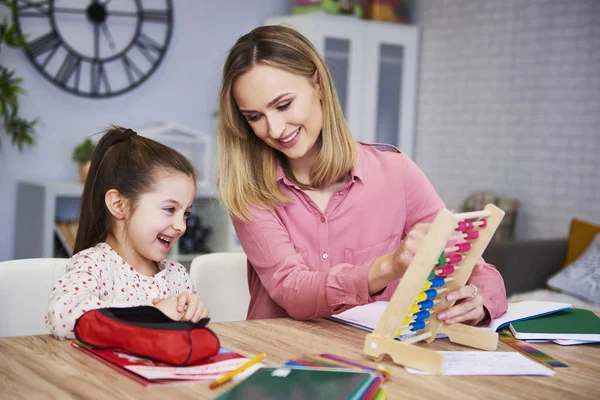 若い母と子自宅で勉強 — ストック写真