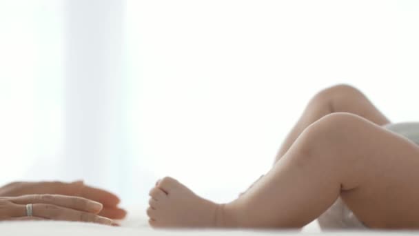 Boční Pohled Maminčiny Ruce Nohy Držení Dítěte — Stock video