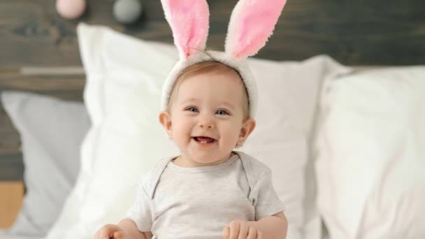 Porträtt Förtjusande Baby Flicka Med Bunny Öron — Stockvideo