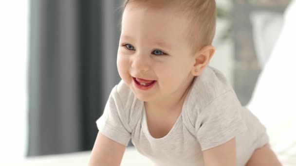 Ευτυχισμένο Μωρό Που Μπουσουλάει Στο Κρεβάτι — Αρχείο Βίντεο