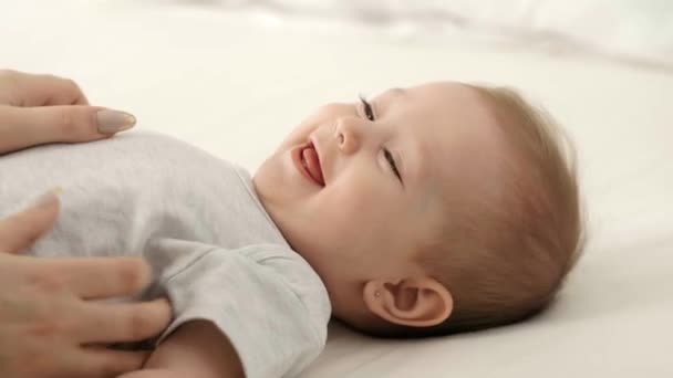 Madre Cariñosa Haciendo Cosquillas Bebé Cama — Vídeos de Stock