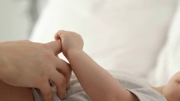 Primo Piano Del Bambino Che Tiene Mano Della Mamma — Video Stock