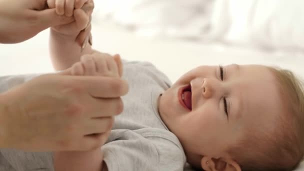 Jonge Moeder Spelen Met Haar Babymeisje Slaapkamer — Stockvideo