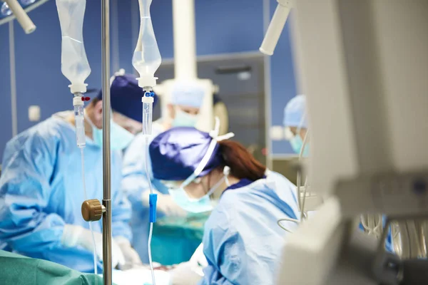 Gotejamento Intravenoso Cirurgiões Ocupados Segundo Plano — Fotografia de Stock