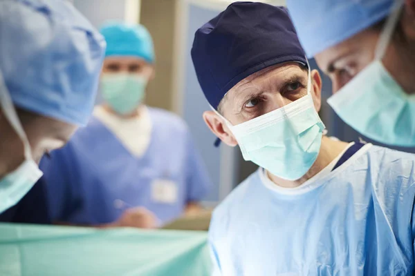 Dojrzały Mężczyzna Lekarza Sali Operacyjnej — Zdjęcie stockowe