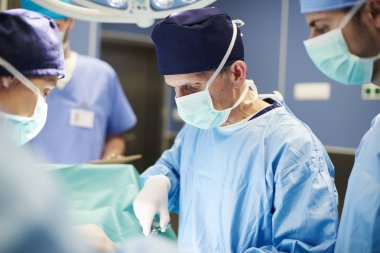 Olgun doktor tıbbi makas kullanarak yakın çekim  