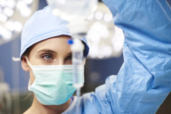 Anesthésiologiste Féminine Pendant Une Opération Difficile — Photo