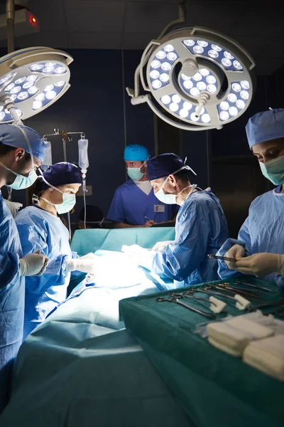 Sala Cirurgia Escura Cirurgiões — Fotografia de Stock