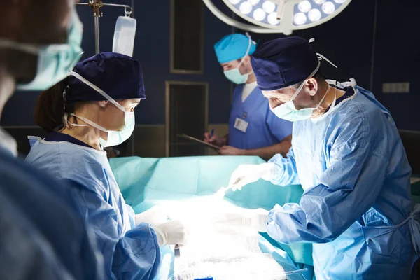 Zajęty Chirurgów Stole Operacyjnym — Zdjęcie stockowe