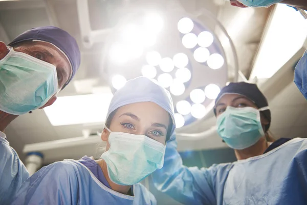 Visão Baixo Ângulo Dos Cirurgiões Sobre Mesa Cirúrgica — Fotografia de Stock