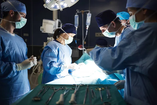 Equipe Cirurgiões Sobre Mesa Operação Durante Operação Séria — Fotografia de Stock