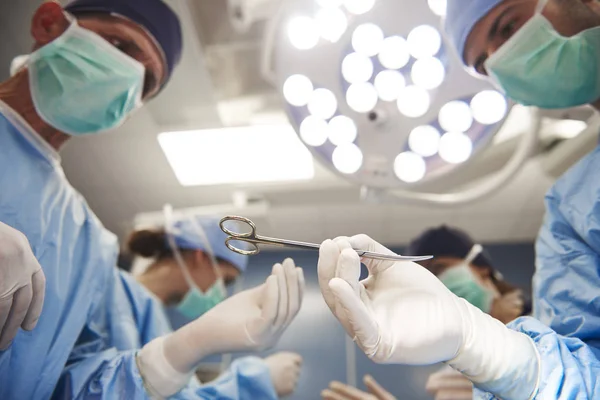 Surgeons Passing Scissors Each Other — Stock Photo, Image