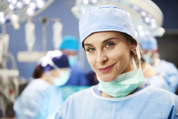 Portrait Chirurgien Souriant Dans Salle Opération — Photo