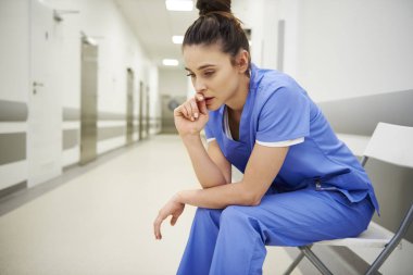 Gergin ve endişeli Doktor iş yerinde uzun bir gün sonra 