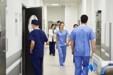 Hastane koridorunda yürürken doktorlar