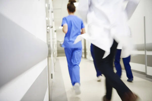 Equipe Médicos Correndo Com Pressa — Fotografia de Stock