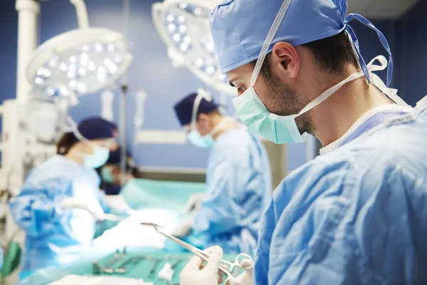 Side View Surgeon Using Medical Scissors Operation — Stock Photo, Image