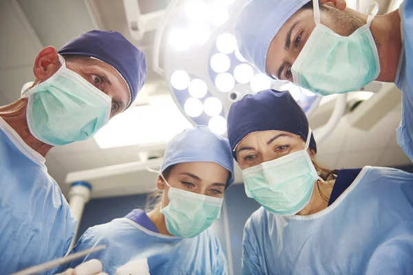 Cerrahlar Ameliyat Masasının Üzerinde Takım — Stok fotoğraf