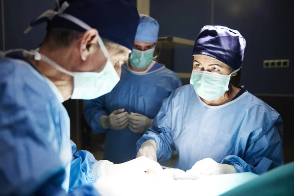 Equipe Cirurgiões Trabalhando Juntos Durante Operação Escuridão — Fotografia de Stock